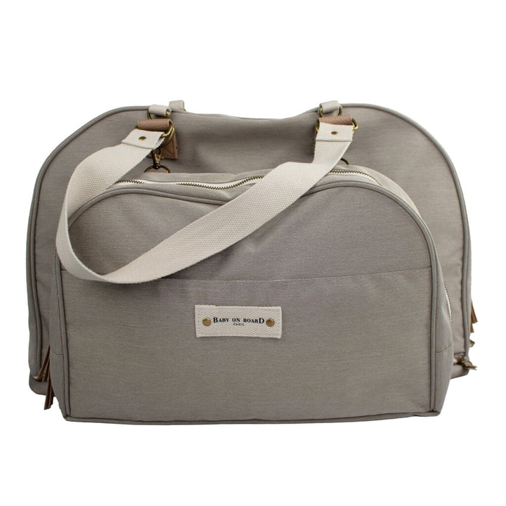 Grand sac à langer Juliette gris clair Baby on Board avec bandoulière ajustable, spacieux et élégant pour accompagner les parents au quotidien.