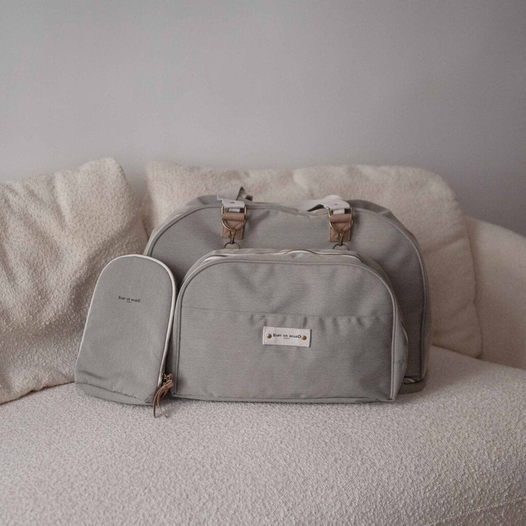 Sac à langer Juliette Baby on Board gris clair, parfaits pour organiser les affaires de bébé selon vos besoins quotidiens ou en voyage.