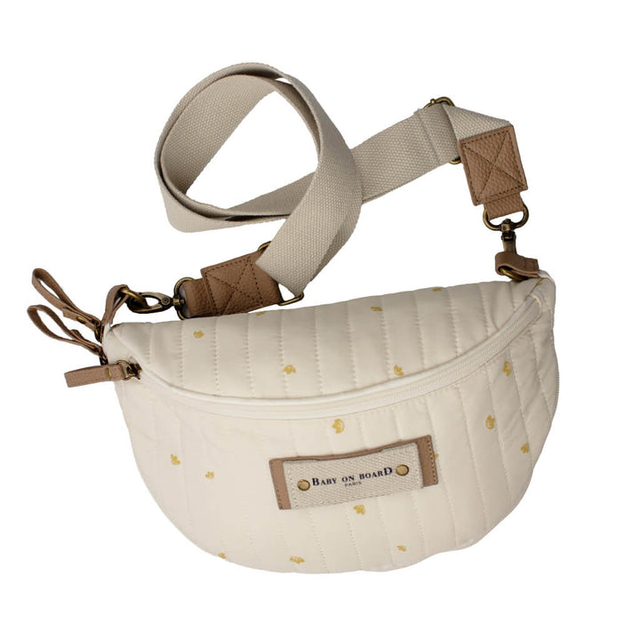 Sac banane à langer Armelle blanc crème Baby on Board avec surpiqûres et bandoulière réglable, idéal pour transporter l'essentiel de bébé.