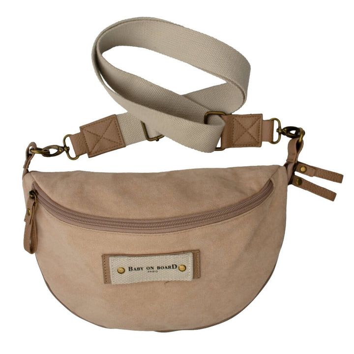 Sac banane à langer Armelle en suédine beige Baby on Board, spacieux et fonctionnel, parfait pour garder les affaires de bébé à portée de main.