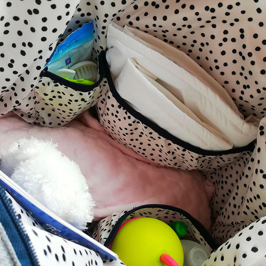 Intérieur du sac à langer Duffle Baby on Board, spacieux et bien organisé pour tout le nécessaire de bébé.