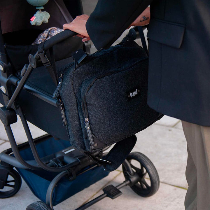 Sac à langer Titou Baby on Board fixé à une poussette, idéal pour garder l’essentiel de bébé à portée de main.