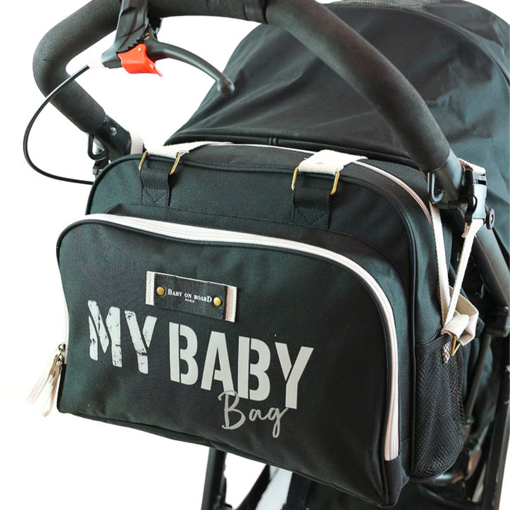  Sac Simply Baby Bag attaché à une poussette, idéal pour une utilisation en déplacement.