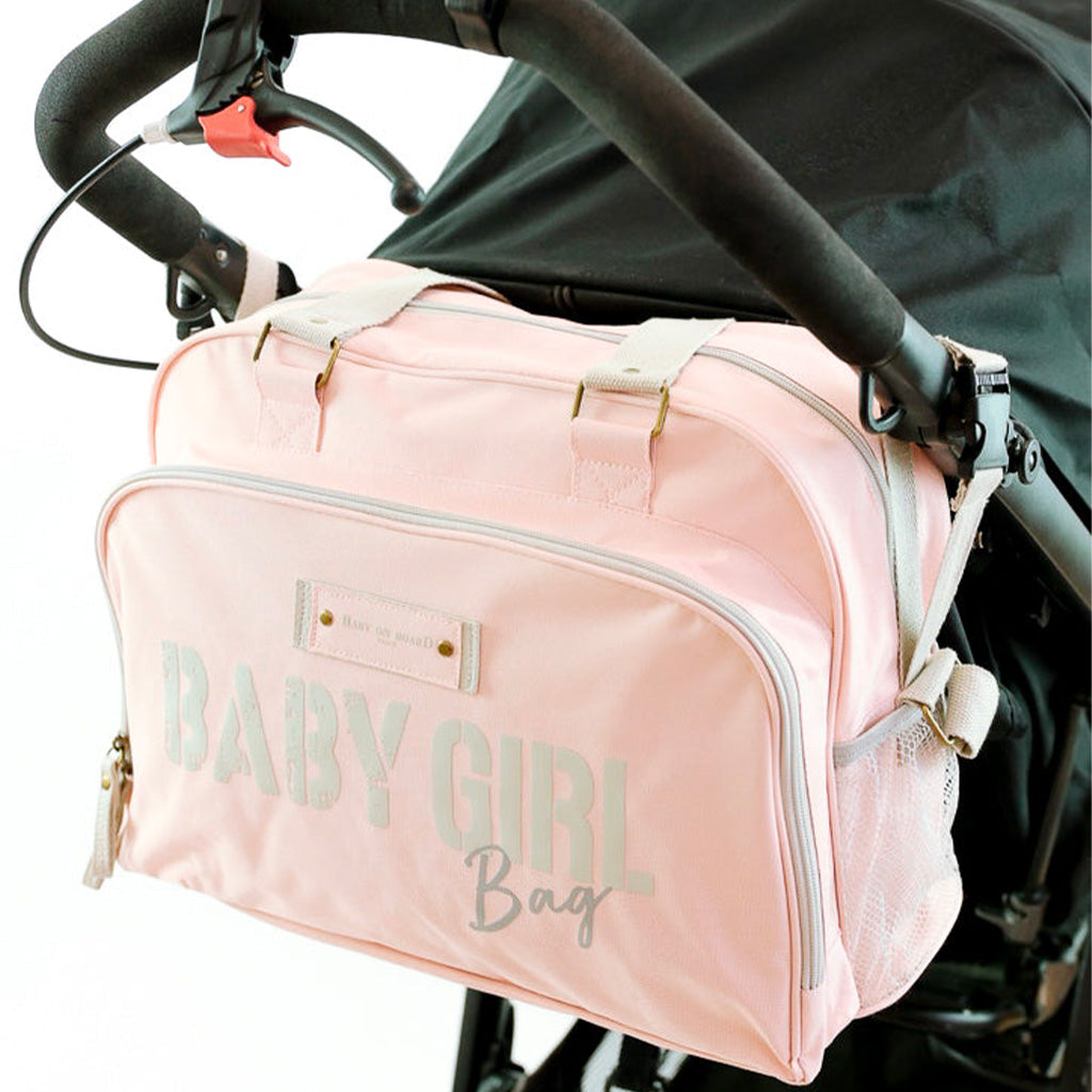 Sac Simply Baby Bag Rose Vintage attaché à une poussette pour une utilisation pratique au quotidien.