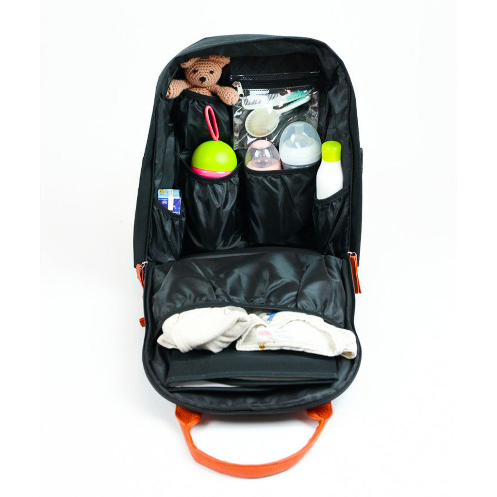 Intérieur du sac à dos à langer Backpack Baby on Board, équipé de multiples compartiments pour une organisation optimale.