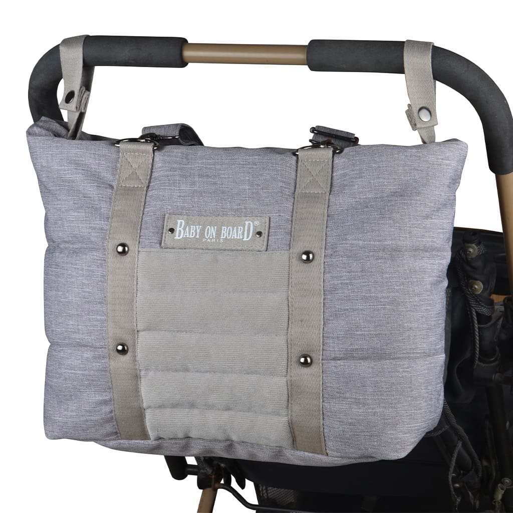 Sac à langer Citizen Stone Baby on Board fixé à une poussette, idéal pour transporter les essentiels de bébé en toute simplicité.