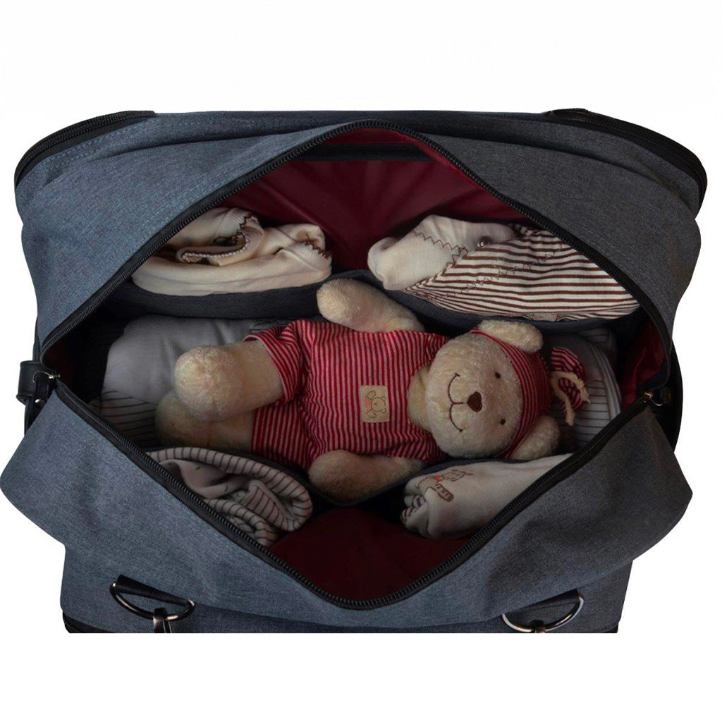 Intérieur du sac à langer Daily Smoke Baby on Board, offrant de multiples compartiments pour une organisation efficace des affaires de bébé.