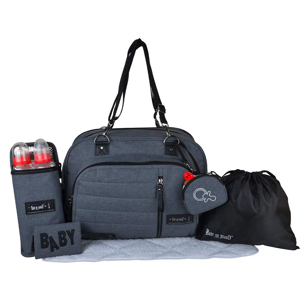 Sac à langer Daily Smoke Baby on Board avec accessoires assortis, incluant tapis à langer, pochette isotherme, étuis pour tétine, sac linge sale et trousse de rangement.