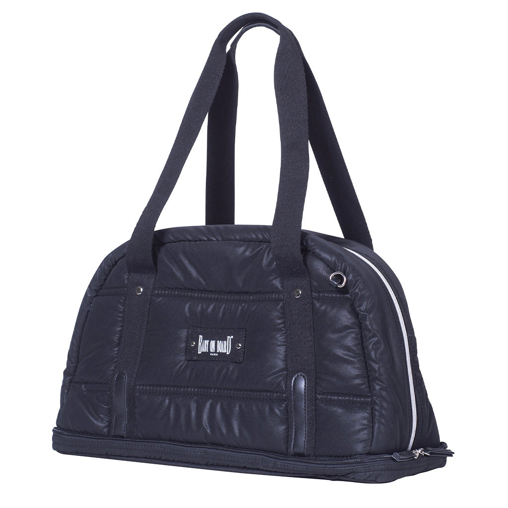 Sac à langer doudoune noir Baby on Board en tissu matelassé, chic et fonctionnel, parfait pour transporter les essentiels de bébé avec style.