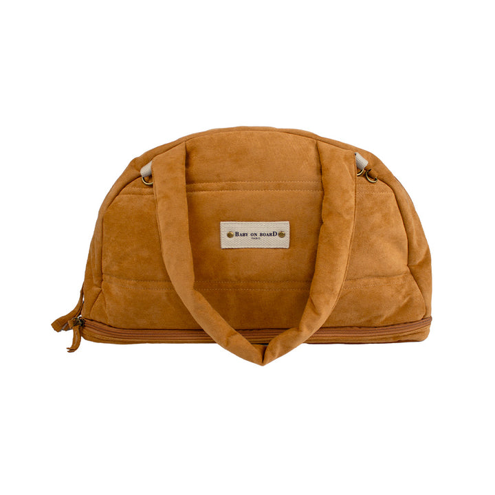 Sac à langer doudoune camel en suédine Baby on Board, élégant et pratique avec poignées robustes et bandoulière réglable pour un transport confortable.