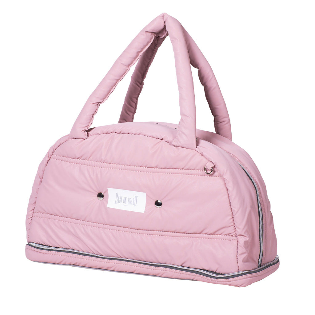 Sac à langer doudoune rose Baby on Board en tissu matelassé, léger et spacieux, conçu pour accompagner les jeunes parents au quotidien.