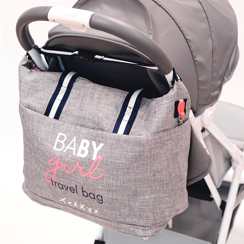 Sac à langer Duffle Baby on Board fixé à une poussette, idéal pour une utilisation en déplacement.