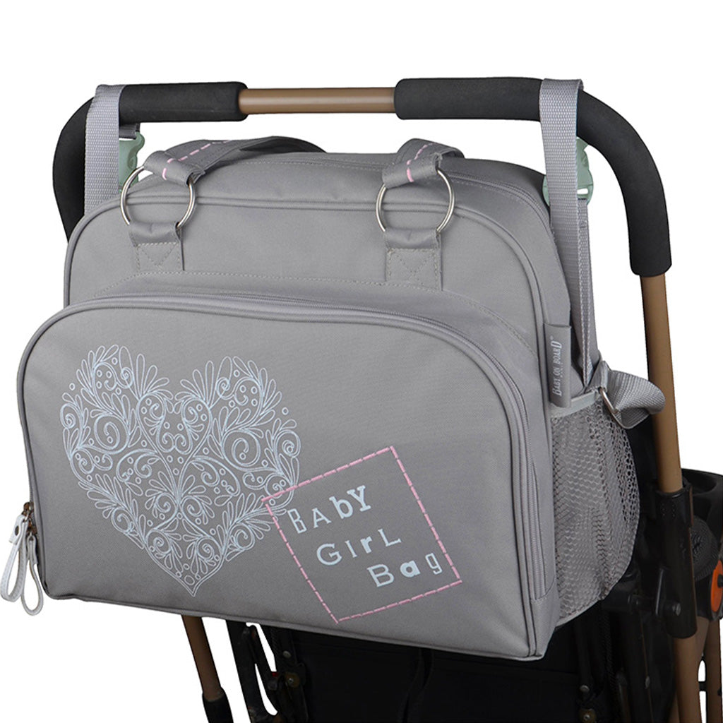 Sac à langer Simply Love Romance Baby on Board accroché à une poussette, pratique et accessible pour les déplacements avec bébé.