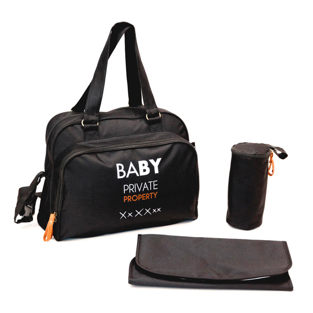 Sac à langer Simply Baby Private Property et ses accessoires : matelas à langer et pochette isotherme.