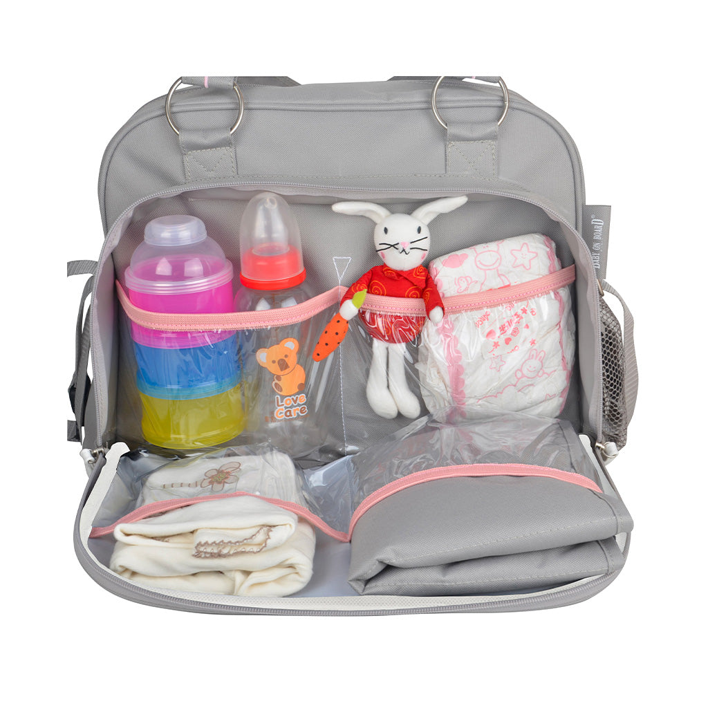 Intérieur du sac à langer Simply Love Romance Baby on Board, offrant un rangement optimisé avec multiples compartiments pour les essentiels de bébé.