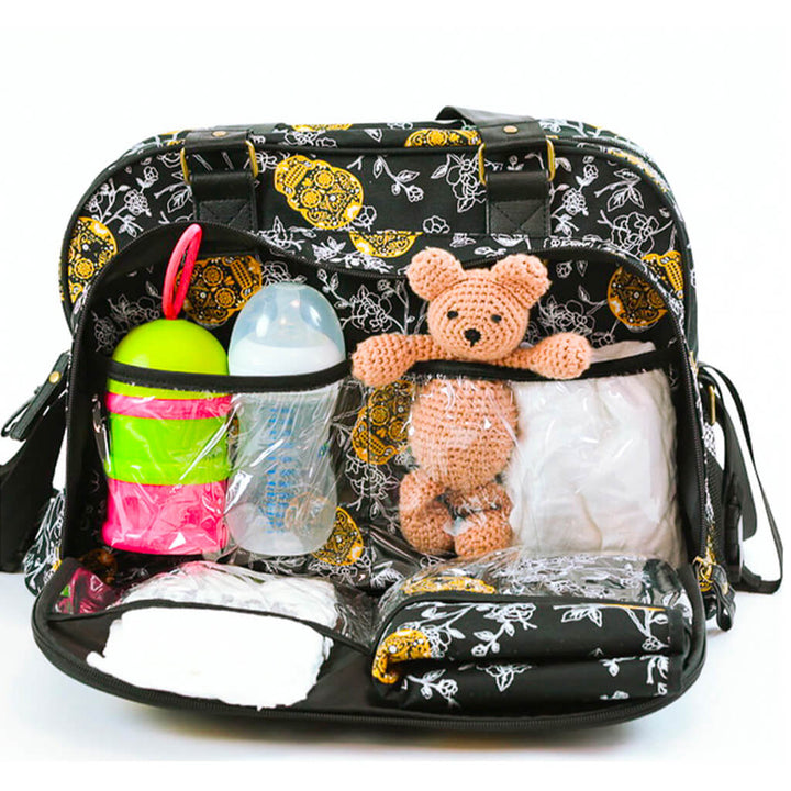 Intérieur du sac à langer Simply Skull Look Baby on Board, offrant un grand espace de rangement avec compartiments organisés pour les essentiels de bébé.