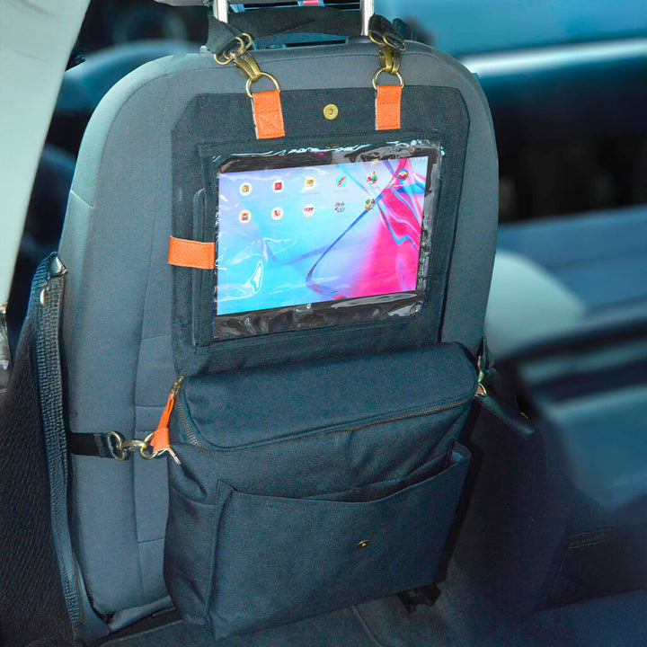 Sac Smart Organiz Black fixé à un siège de voiture, avec un compartiment dédié pour une tablette.