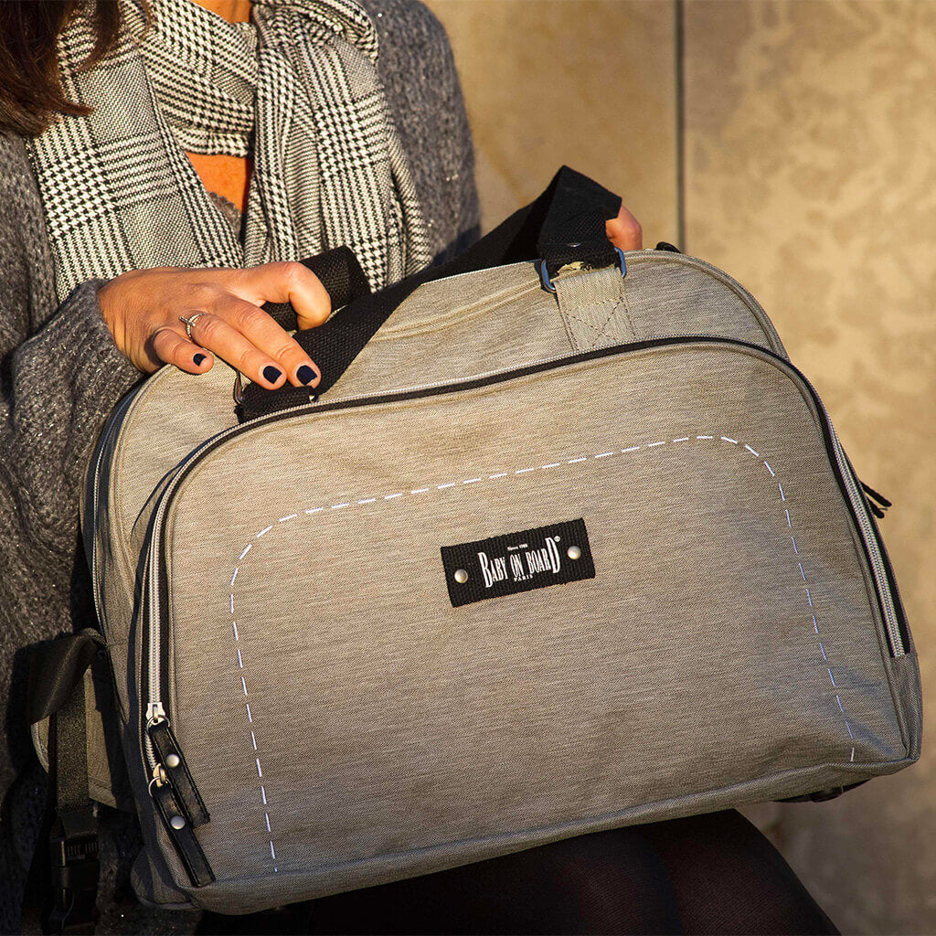  Femme portant le sac Simply Sushi en bandoulière, un accessoire tendance et fonctionnel.