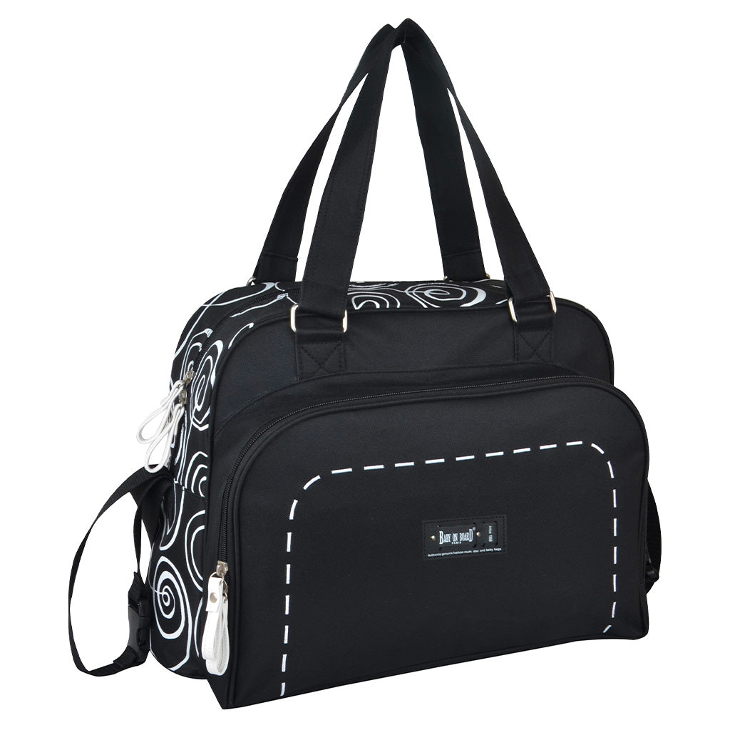  Sac à langer Simply Swirl noir avec imprimé tourbillons blancs et compartiment avant zippé.
